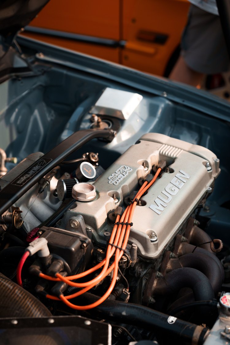 Motorraum im Detail: Zündkabel und Ventildeckel bei der Fahrzeugdiagnose