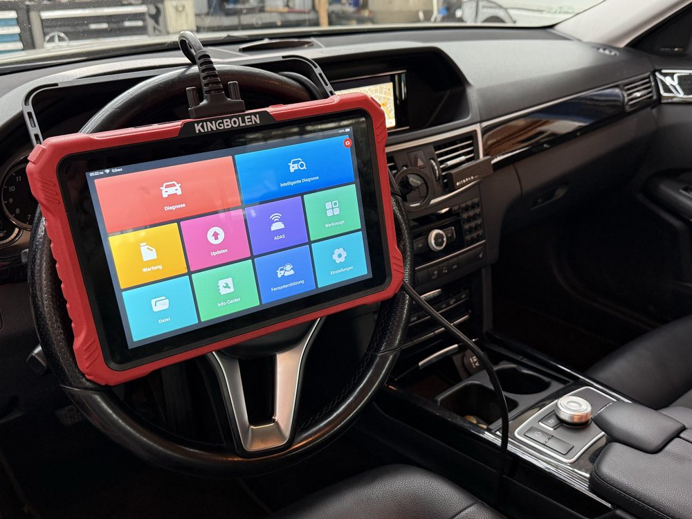 Diagnosegerät am Lenkrad montiert, Diagnosemenü auf dem Display
